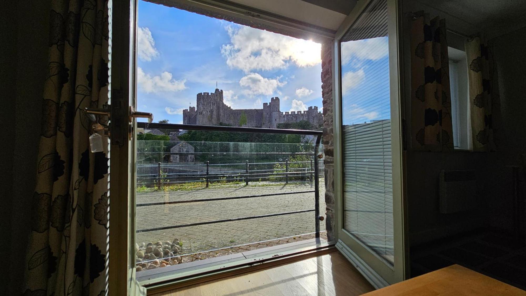 Appartement Castle Pond House à Pembroke Extérieur photo