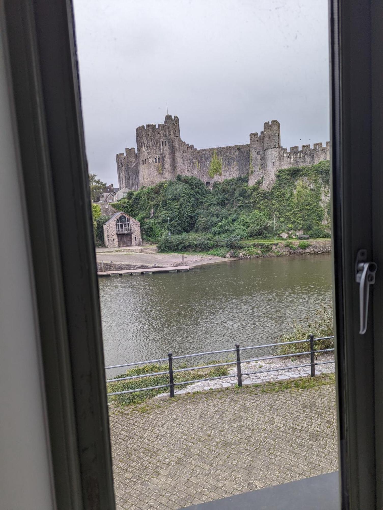 Appartement Castle Pond House à Pembroke Extérieur photo